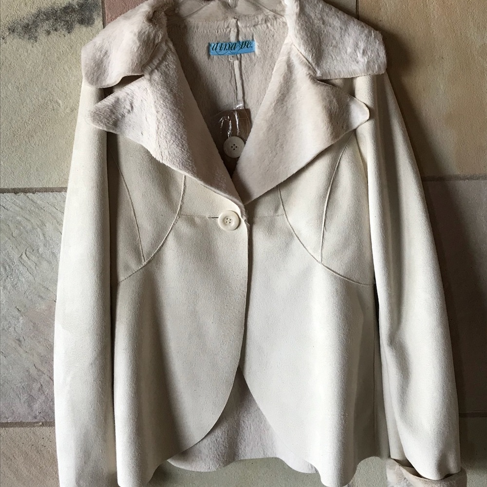 Francesca’s Aina Be Faux Fur Cream Coat Small NWT